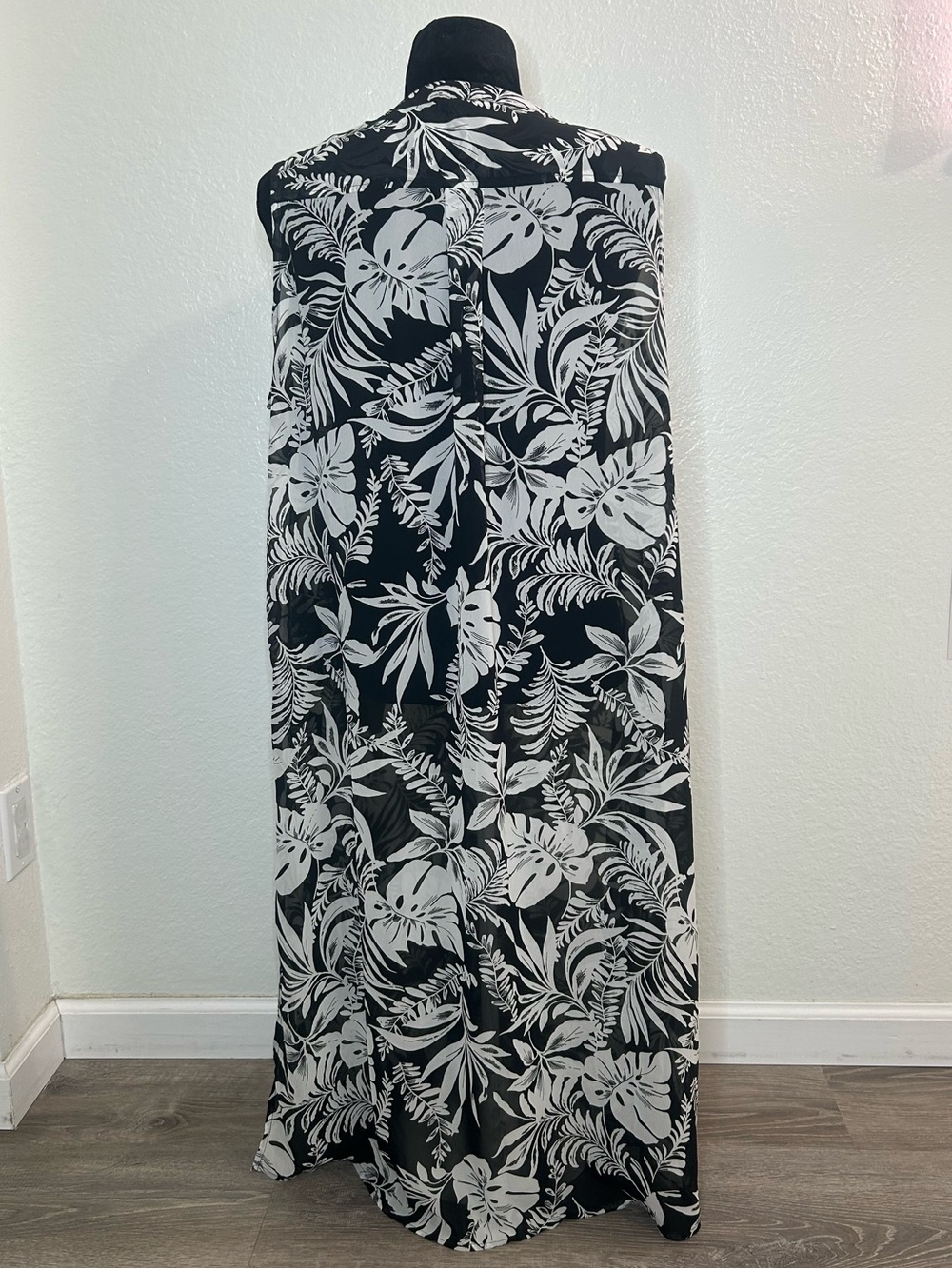 Roaman’s Plus Size 22W Tropical Leaf Sleeveless top - Picture 3 of 7